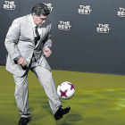 Maradona juega con un balón.