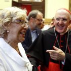 Manuela Carmena y el cardenal Carlos Osoro arzobispo de Madrid en la misa solemne en honor a la Virgen de la Paloma
