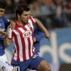 El «Kun» Agüero pelea un balón con el defensa del Xerez Aythami Artiles.