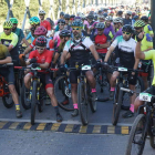 Momento de la salida de la Lúpulo Bike desde el Puente de Hierro de Villanueva de Carrizo. J. NOTARIO