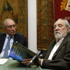 Antonio Pereira (a la derecha), en 2007, en la Casa de León en Madrid, junto a Cándido Hidalgo. BENITO ORDÓÑEZ