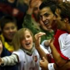 El español Cesc Fábregas celebra el primer gol del Arsenal con la afición