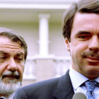 Jaime Mayor Oreja y José María Aznar, en rueda de prensa en junio de 1998.
