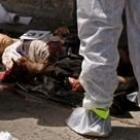 La policía recoge el cuerpo del terrorista suicida, única víctima del atentado palestino