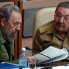 Foto de archivo (23/12/03) del presidente cubano Fidel Castro (i) y su hermano Raúl