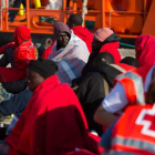 Parte de los 83 inmigrantes, llegadas hoy al puerto de Málaga, tras ser rescatados esta tarde cuando viajaban en dos pateras que han sido localizadas a 23 millas al sureste de Málaga capital.