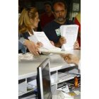 Representantes de la plataforma entregando las firmas.