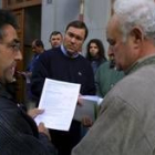 Los trabajadores de la factoría de Villamartín, ayer por la mañana esperando a la empresa