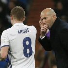 Zidane le da indicaciones a Toni Kroos en un partido ante Las Palmas.