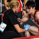 Kohei Uchimura es atendido tras torcerse el tobillo en la prueba de salto