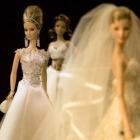 Barbies vestidas de novia, traje que fue decisivo para que la demanda se disparara nada más nacer la muñeca, en 1959.