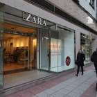 Entrada principal del Zara de la calle Camino de Santiago, que afronta su recta final