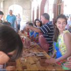 Los más jóvenes disfrutan con los talleres de barro organizados durante los dos días de feria.