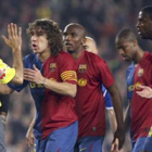 Los jugaddores del Barcelona protestan al árbitro del encuentro frente al Espanyol.