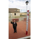 Un usuario espera el autobús en Tordesillas.