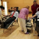 Ángel Villalba y Antonio Silván, en el momento de donar sangre