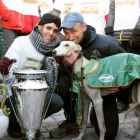 Leandro Pérez con su mujer Rebeca y su galgo ganador, Chaparra de Triki. DAVIZ PÉREZ