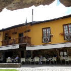 En las fotos puede verse el exterior del mesón, a orillas del río Meruelo y a los pies del puente romano de Molinaseca, y algunos de los platos elaborados en su cocina.