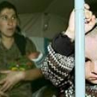 Un pequeño chechén descansa en una cama de un campo de refugiados
