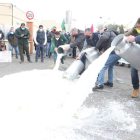 Imagen de las protestas por el precio de leche que tuvieron lugar el pasado 13 de diciembre en León. RAMIRO