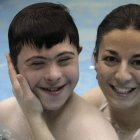 Rubén Calleja Loma, ayer en la piscina de Asprona con su terapeuta y maestra de educación especial, Marta Roy.