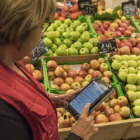 Una de las compradoras de Deliberry, ante la parada de fruta y verdura de un supermercado.