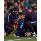 El argentino del Barça, Leo Messi, atendido por los fisios del equipo blaugrana. QUIQUE GARCÍA