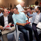 El candidato del PSC a la presidencia de la Generalitat, Miquel Iceta charla con Sánchez.