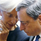 La directora gerente del FMI, Christine Lagarde, habla con el presidente del BCE, Mario Draghi, en Luxemburgo.
