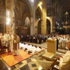Momento de la ordenación del presbítero y diáconos ayer en la Catedral. JESÚS F. SALVADORES