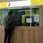 Los usuarios realizan estos días las últimas operaciones con Lagun Air antes de su cierre definitivo