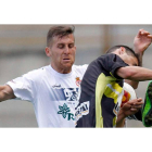 Góngora trata de frenar la acometida de un contrario durante el encuentro disputado en el estadio Reino de León.