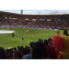 La afición llena el estadio reino de León mientras La Roja calienta en el césped