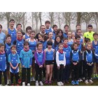 Parte de los integrantes del CA Teleno-El Arriero Maragato. En el centro su entrenador Chus Alonso.