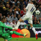 Malarz, el portero del Legia, sale ante Gareth Bale.