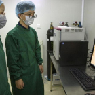 Dos investigadores chinos, antiguos colaboradores de He Jiankui, observan unos embriones en una pantalla.