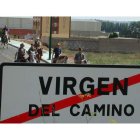 Peregrinos a caballo cruzan el término municipal de La Virgen del Camino en el transcurso de uno de sus viajes.
