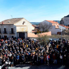 Vecinos de Traspinedo (Valladolid) guardan un minuto de silencio, ayer, en recuerdo de Esther López. NACHO GALLEGO