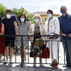 Reyes Morán Fuertes, José Carlos Nieto, Ana María Fuertes, María Jesús García, Najjate Ezzity Jad y Alberto Ares, ayer en la plaza de Veguellina. MARCIANO PÉREZ