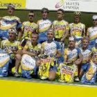 Los ciclistas de iBanesto y Once se intercambiaron sus maillots en la despedida de ambos equipos