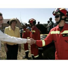 Alejo y Ruiz, ayer en Tabuyo, saludan a un miembro del operativo contra incendio. CARLOS S. CAMPILLO