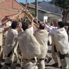 Momento en el que los pastores bailan con sus bastones, en la fiesta del año pasado.