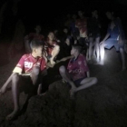 Encuentran a los 13 niños desaparecidos en Tailandia tras pasar nueve días en una cueva inundada.