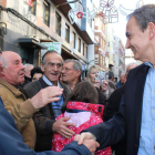 Zapatero sale del Teatro Municipal de La Bañeza aclamado por vecinos, alcaldes y concejales del PSOE de León. A. VALENCIA