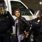 Una joven es detenida en las protestas del jueves por la noche en Portland.
