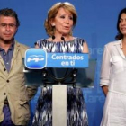 Esperanza Aguirre, acompañada por Francisco Granados y Lucía Figar.