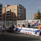 Grupo de trabajadores que se desplazó el jueves hasta León con motivo de la reunión. FERNANDO OTERO