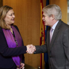 La consejera de Hacienda, Pilar del Olmo, y el embajador, Alfonso María Dastis, ayer, en Bruselas.