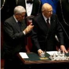 Marini, a la izquierda, aplaude la intervención de Napolitano.