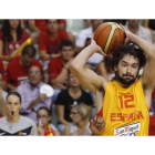 Llull se hace con un rebote bajo el aro de Gran Bretaña.